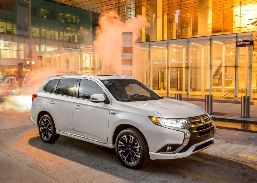  Mitsubishi Outlander PHEV 2017 года  (NA) (фото 13 из 70)